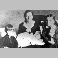 070-0088 Lydia Just geb. Klink mit Tochter Hildegard Sohn Dieter und Saeugling Gisela.jpg